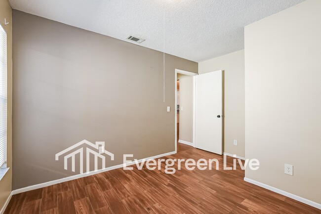 Building Photo - 1946 Larkwood Dr