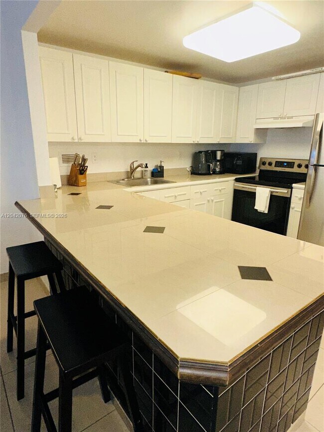 Building Photo - 2301 Collins Ave