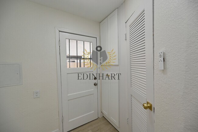 Building Photo - 1584 N Carruth Ave