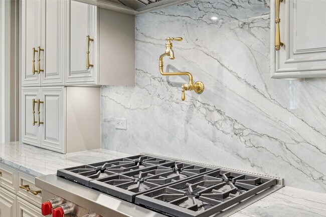 Building Photo - 1717 Bissonnet St