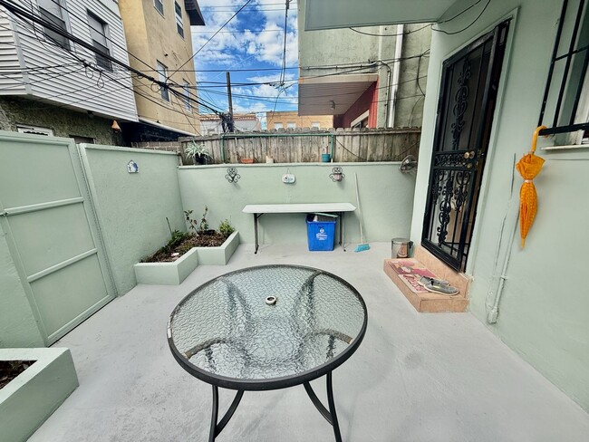 Building Photo - SPACIOUS & MODERN 3 BED/1.5 BA HOUSE w/ Central AC-HARDWOOD Flooring-WASHER/DRYER & Rear PATIO in...