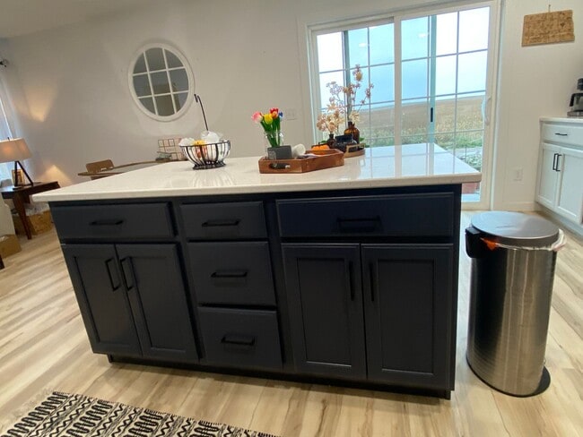 Building Photo - Beautiful 3 bed 2.5 bath Townhome