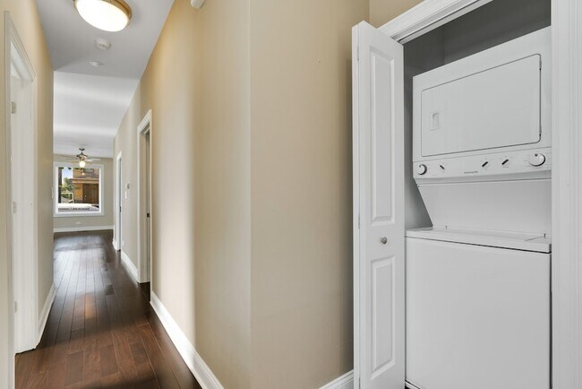 Building Photo - 2732 W Belmont Ave