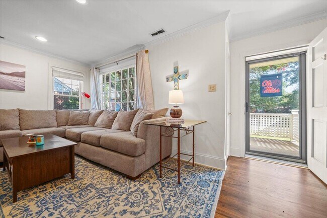 Building Photo - 3733 Charleswood Ave