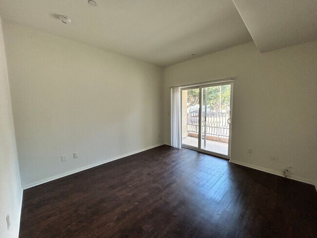 Building Photo - Berendo Terrace Apartment Homes