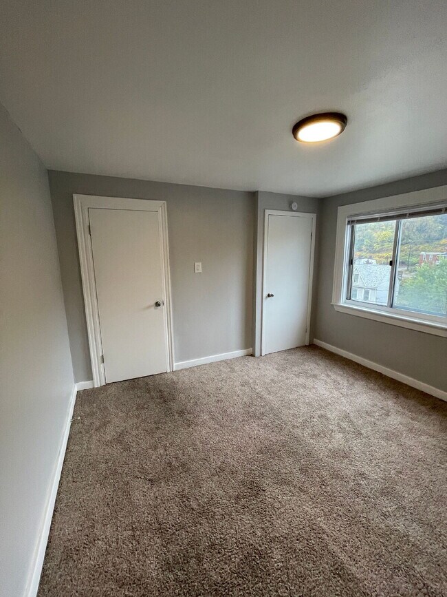 Building Photo - Renovated 2 bed 1 bath apartment in South Side!