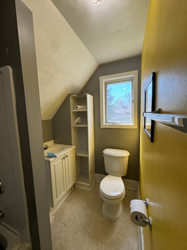 Building Photo - 605 N State St