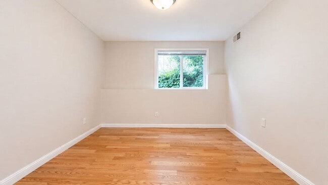 Building Photo - 4 Bedroom Mid-Century Oakmore Home With Views of Bay