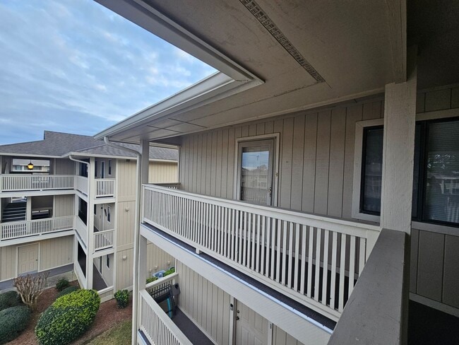 Building Photo - Cypress Bay Golf &amp; Racquet - W7