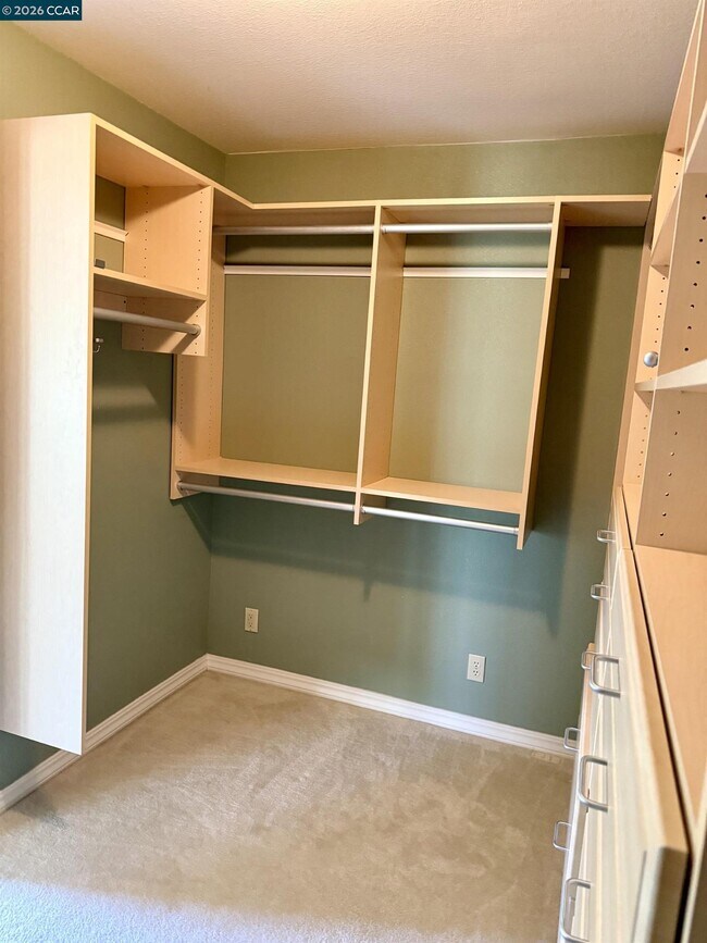 Building Photo - 365 Bellflower Dr
