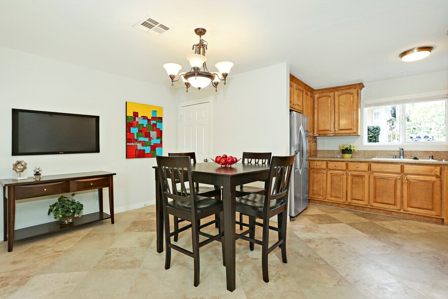Dining Area - 3424 Bellevue Ave