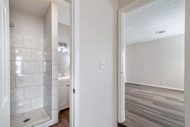 Building Photo - 5825 Southurst St