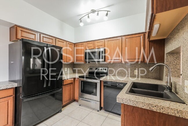 Building Photo - 1810 E Blacklidge Dr