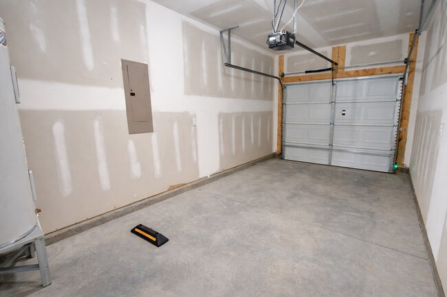 Building Photo - COMING SOON: 3BR Townhome • Full Kitchen • Garage + Driveway