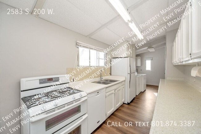 Building Photo - 2583 S 200 W