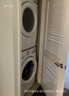 Building Photo - 11911 Mayfield Ave