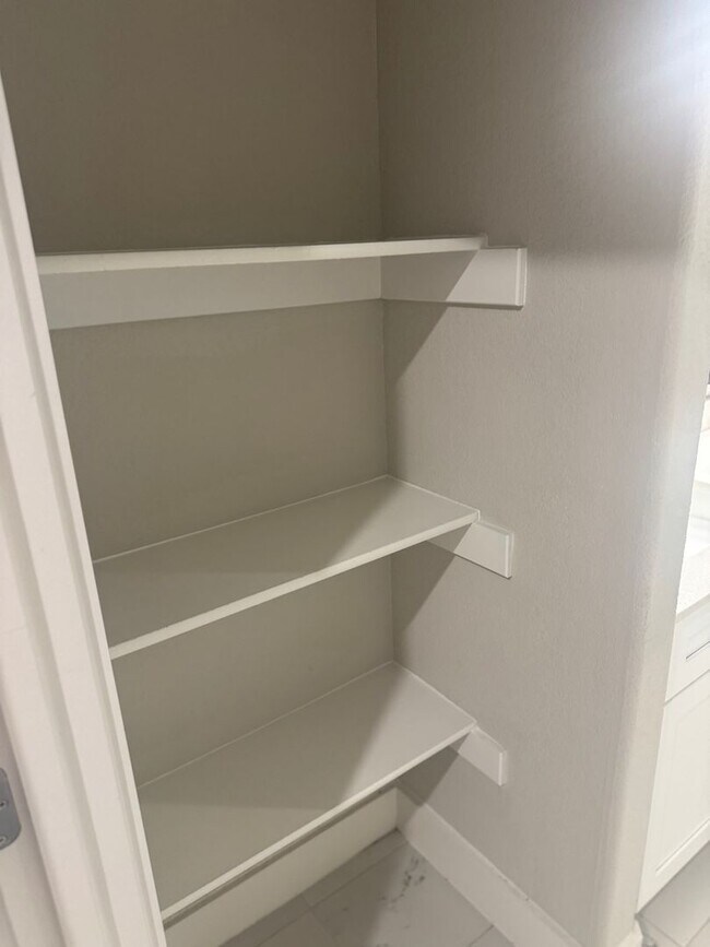 Building Photo - 3/2/2 Cozy Kitchen - Huge Closets - Tub in...