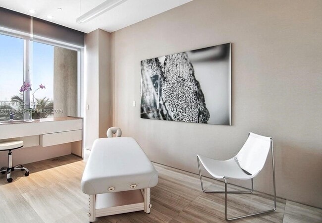 Building Photo - 460 NE 28th St