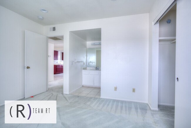 Building Photo - A Charming Condominium in a Quiet and Desi...