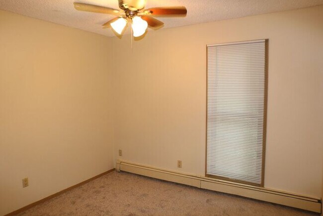 Building Photo - $925 | 2 Bedroom, 1 Bathroom Apartment | N...