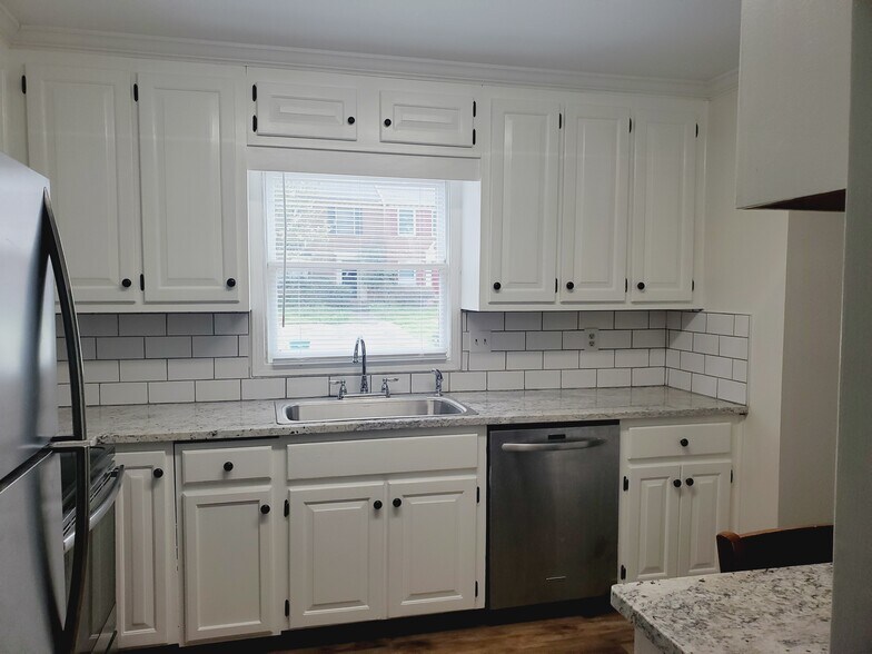 Building Photo - 520 Towergate Pl