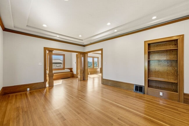 Building Photo - Classic 3bed/2bath Home Near Lake Merritt with Fresh Updates