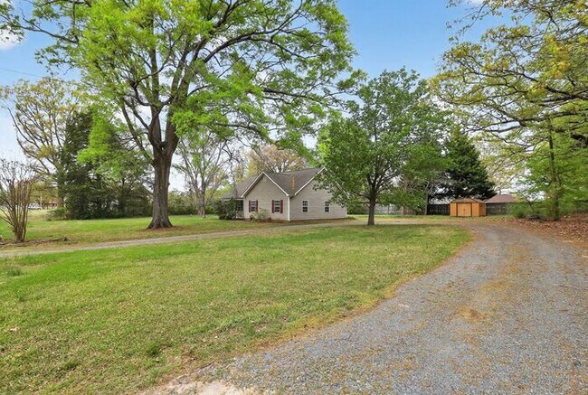 Building Photo - Charming 3BD/2BA Ranch on Large Lot in Indian Trail!
