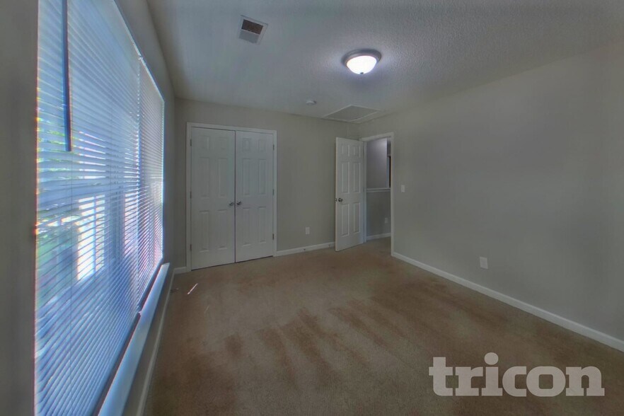Building Photo - 121 Eagle Pointe Dr