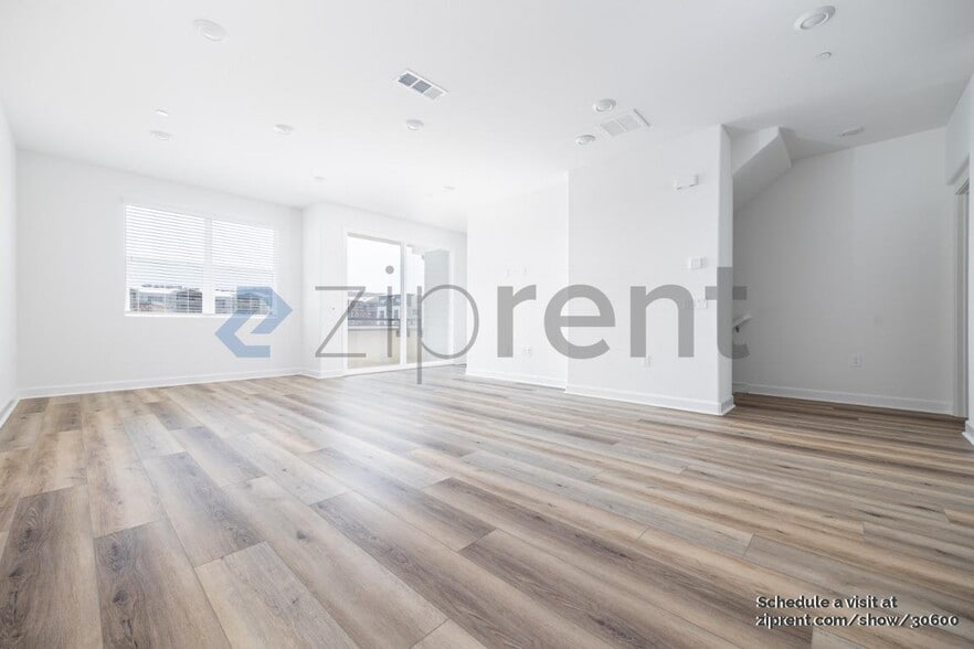 Building Photo - Unit 5