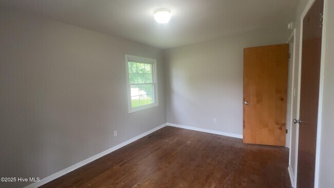 Building Photo - 104 Greencrest Cir