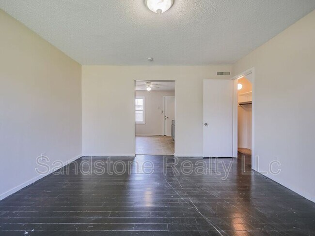 Building Photo - 956 N Central Dr