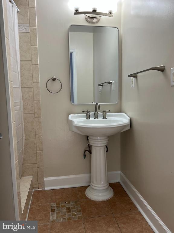 Building Photo - 7925 Ashboro Dr