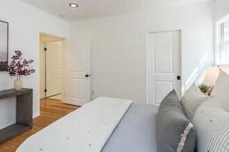 Building Photo - GIANT 1 BEDROOM APT