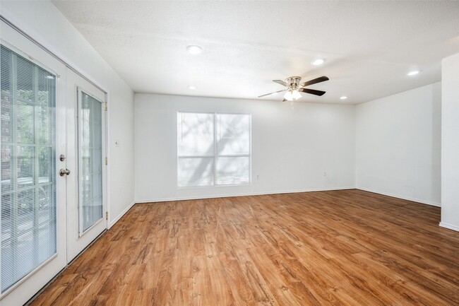 Building Photo - 812 Driftwood Dr
