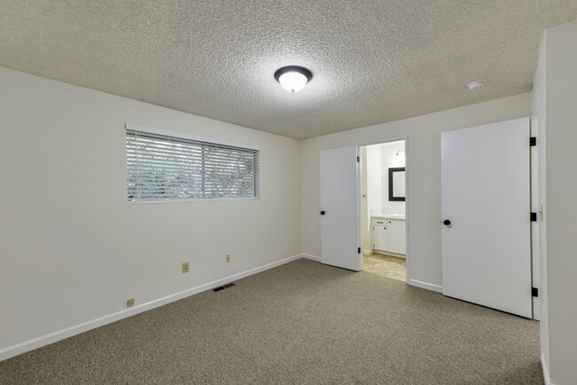 Building Photo - Remodeled  House - 4 Bed 2 Bath - Renton