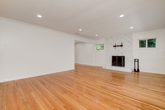 Building Photo - 3 Bedroom House in the Heart of Pacific Be...