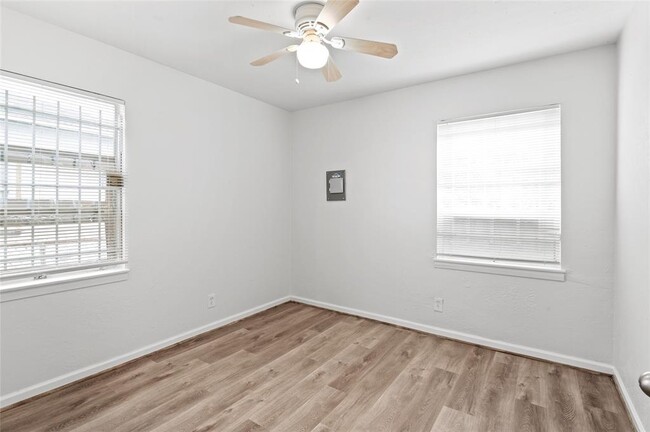 Building Photo - 10602 Rosehaven Dr