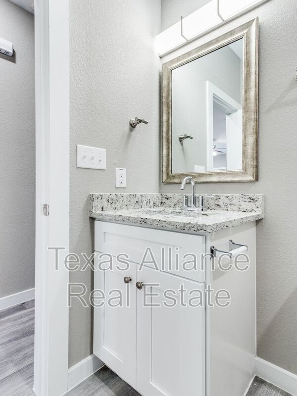 Building Photo - 3207 Karen St