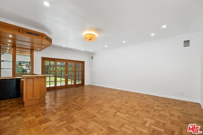 Building Photo - 517 Elm Dr