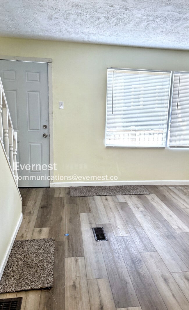 Building Photo - 1050 Holmden Ave