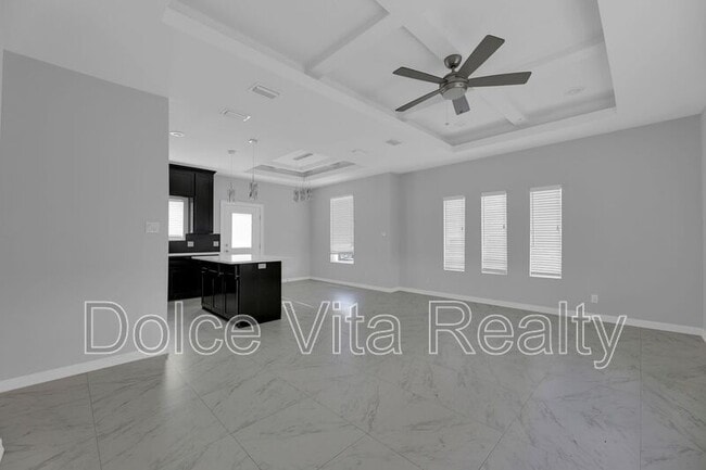 Building Photo - 1012 E la Cantera Ave