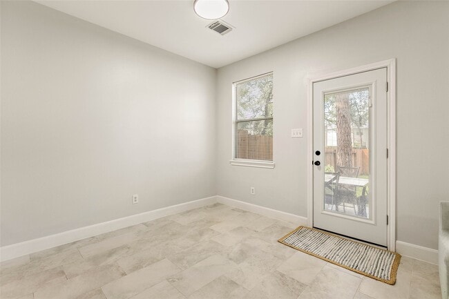 Building Photo - 10 Scenic Brook Ct