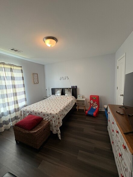 Room 2 - 3414 Drysdale Dr