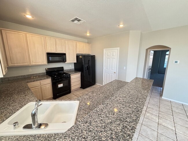 Building Photo - Spacious 3Bed/3Bath Two Story Home Located...