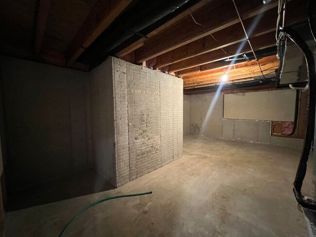 Building Photo - Spacious Basement Home with Breathtaking V...