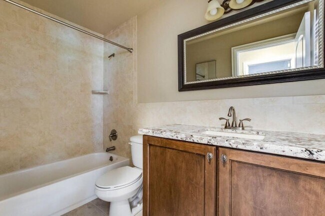 Building Photo - 2713 Yarmouth Dr