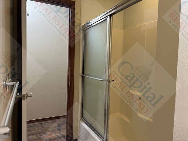 Building Photo - Spacious Duplex in Harrah