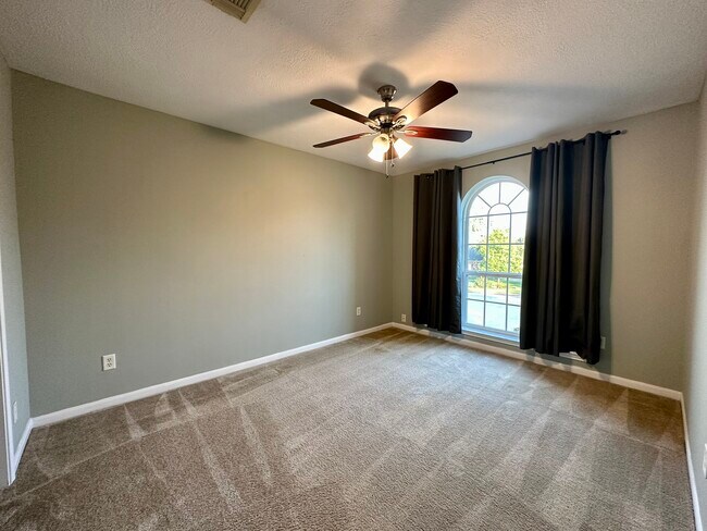 Building Photo - 9222 Memorial Grove Dr