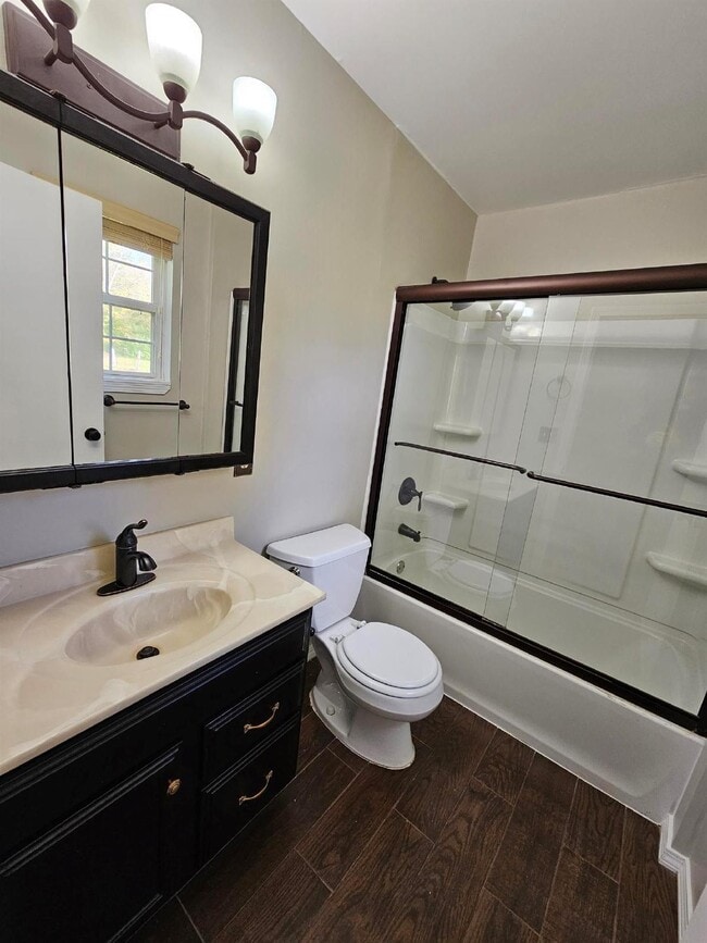 Building Photo - 3 Bedroom Ranch, 2 Full Bathrooms, 2 Car Garage. Large Master Bedroom, Living Room, Family Room, ...