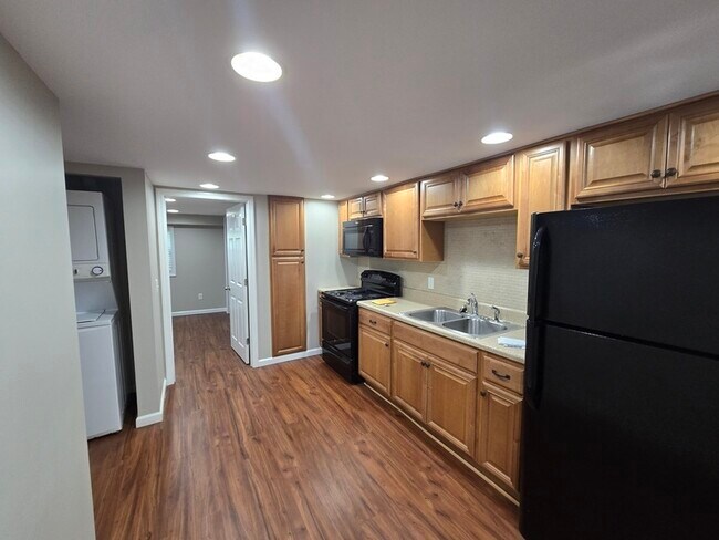 Building Photo - 4094 University Dr